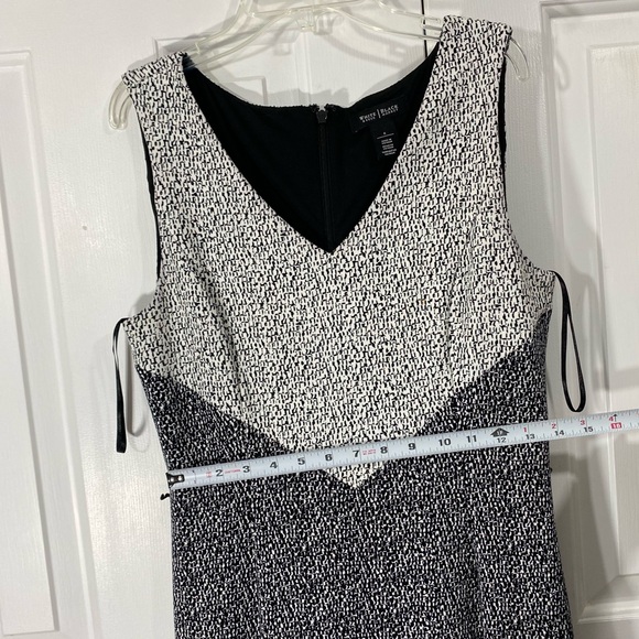 WHBM hombre V Black & White design dress granular print. Lined and well made. 6 - Picture 14 of 14